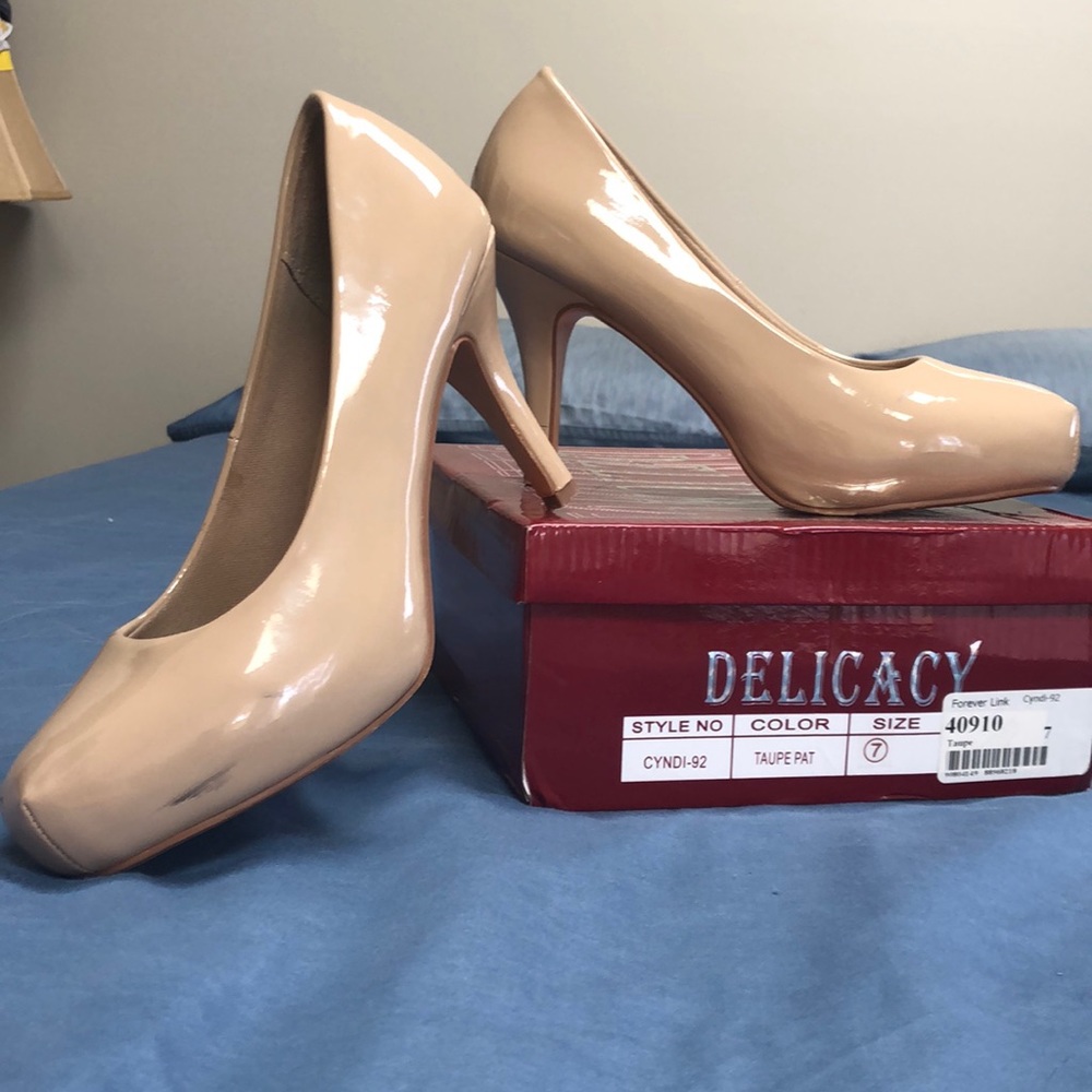 Nude platform pumps